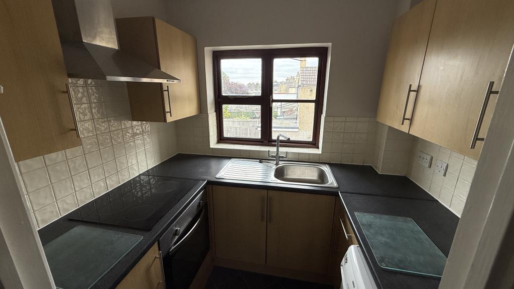 Lot: 144 - VACANT STUDIO FLAT FOR INVESTMENT - Internal image of kitchen from hallway